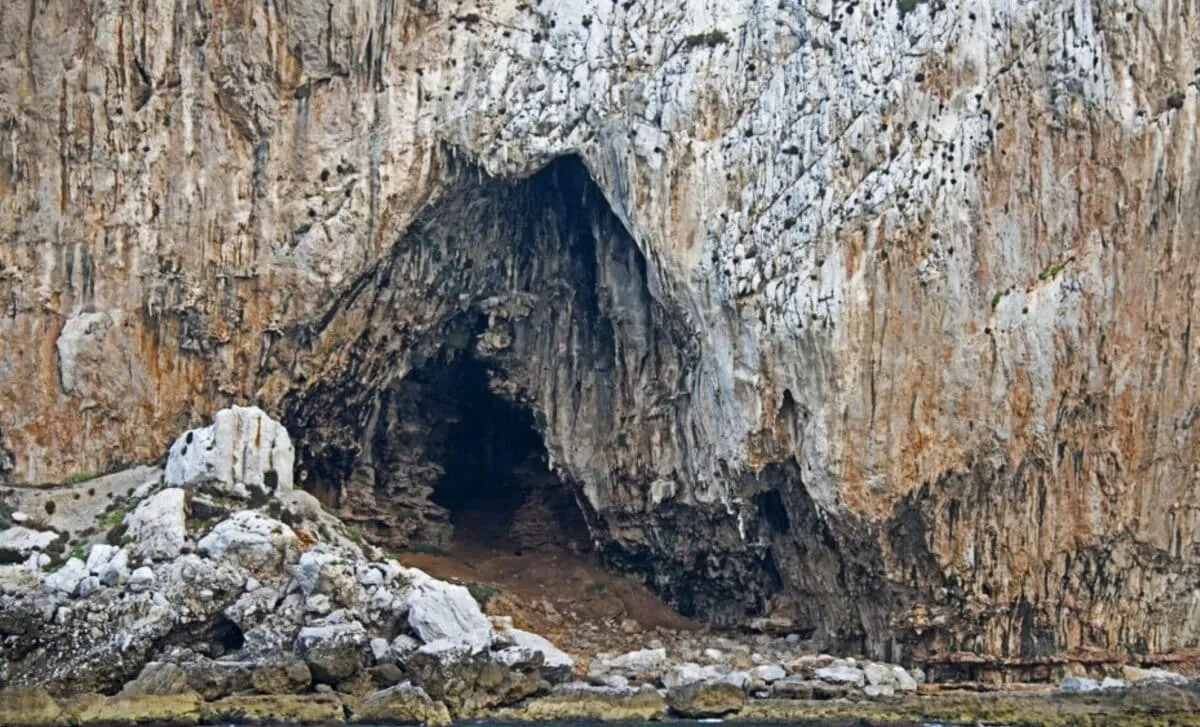 Het mysterie van het Gorham's Cave-complex: ontdekkingen en betekenis